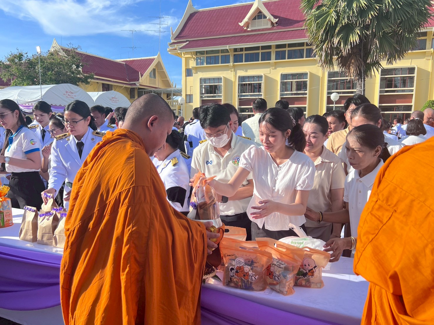 title - ปฏิรูปที่ดินจังหวัดเพชรบุรี พร้อมด้วย เจ้าหน้าที่ส.ป.ก.เพชรบุรี ร่วมพิธีเจริญพระพุทธมนต์และทำบุญตักบาตรถวายเป็นพระราชกุศล เฉลิมพระเกียรติสมเด็จพระนางเจ้าฯ พระบรมราชินี